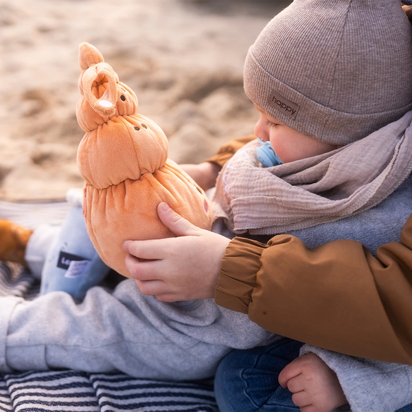 Lenabo Kuscheltier Lenabie Mia (Muschel) als weicher Begleiter für Babys und Kleinkinder, unterwegs und zuhause nutzbar mit altersgerechten Melodien, sanfter Musik und liebevollen Geschichten über das Lenabo smarte Spielsystem, ideal zum Kuscheln, Beruhigen und Einschlafen